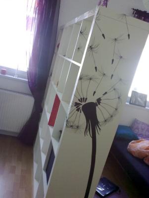 Hat an der Wand leider nicht gehalten. Also hab' ich sie an den Schrank gemacht :]